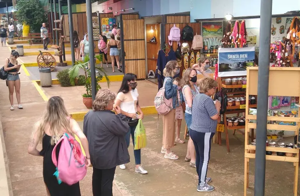 A pesar del flujo turístico en aumento, las tiendas de recuerdos de Iguazú no logran recuperar las ventas.