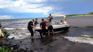 Tras el fuerte temporal en la provincia, dos personas fueron rescatadas mientras navegaban por el río Paraná.
