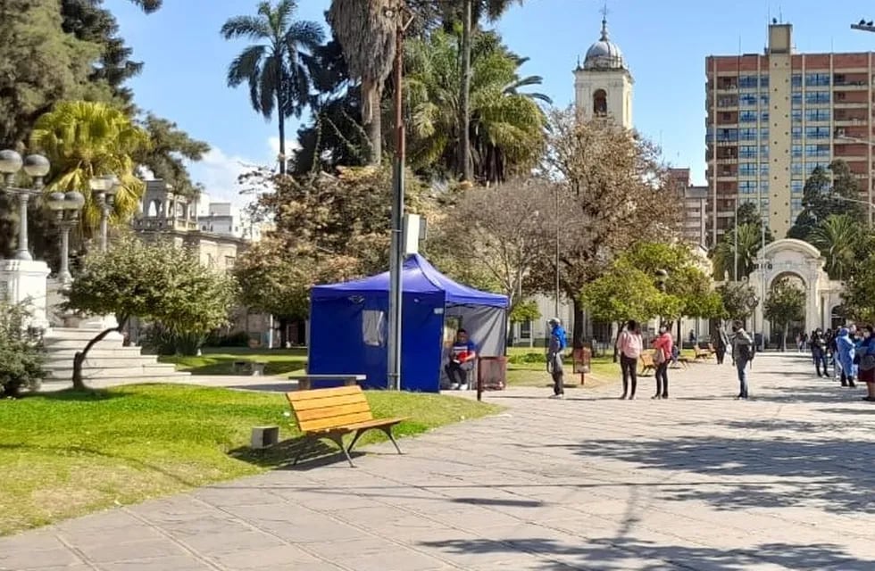 Un puesto de vacunación fue abierto en la plaza Belgrano, en pleno centro de San Salvador de Jujuy.