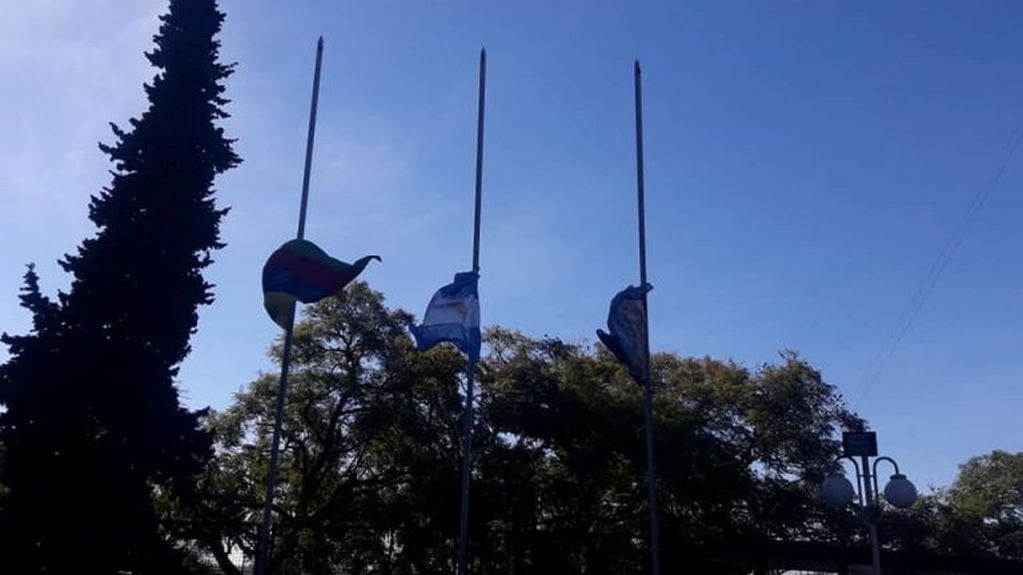 El Club Universitario izó sus banderas a media asta para despedir a la familia Villamea. (Facebook)