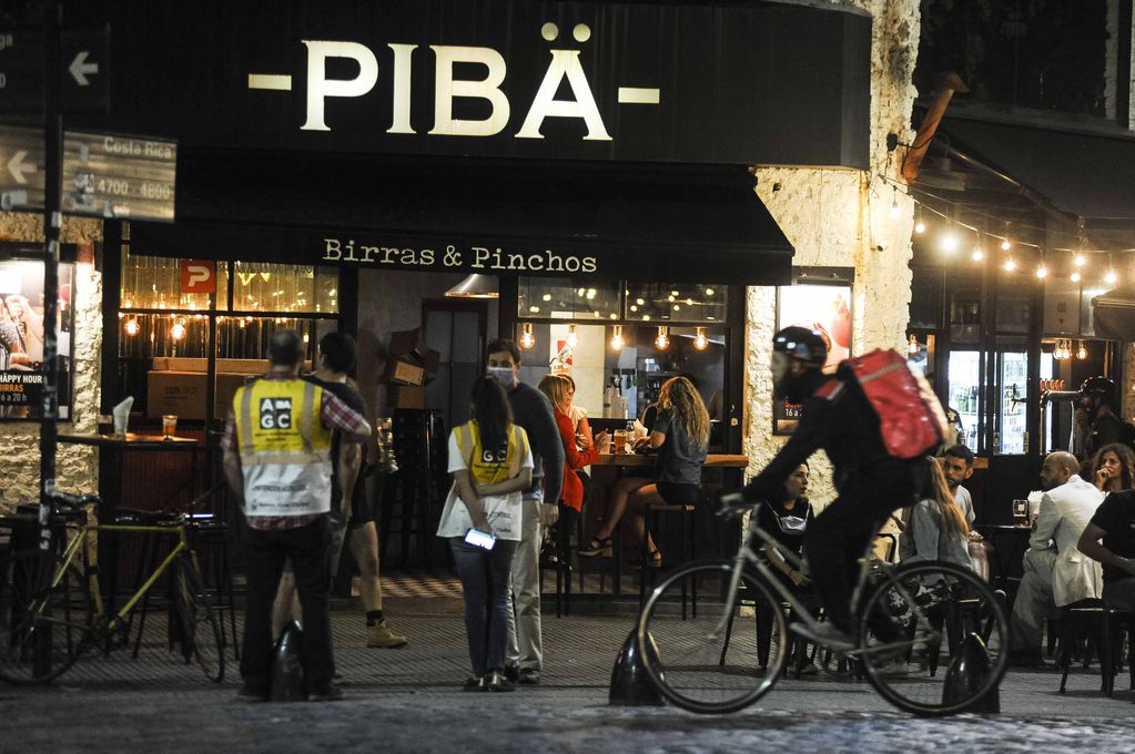 Bares y restoranes durante las restricciones en el AMBA (Foto: Federico Lopez Claro)