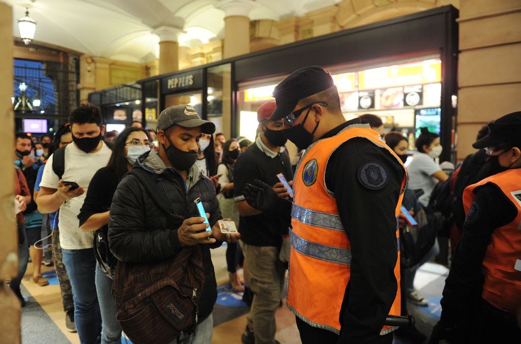 Coronavirus en Argentina Buenos Aires. Controles en la estación de tren Constitución.  
Foto Clarin