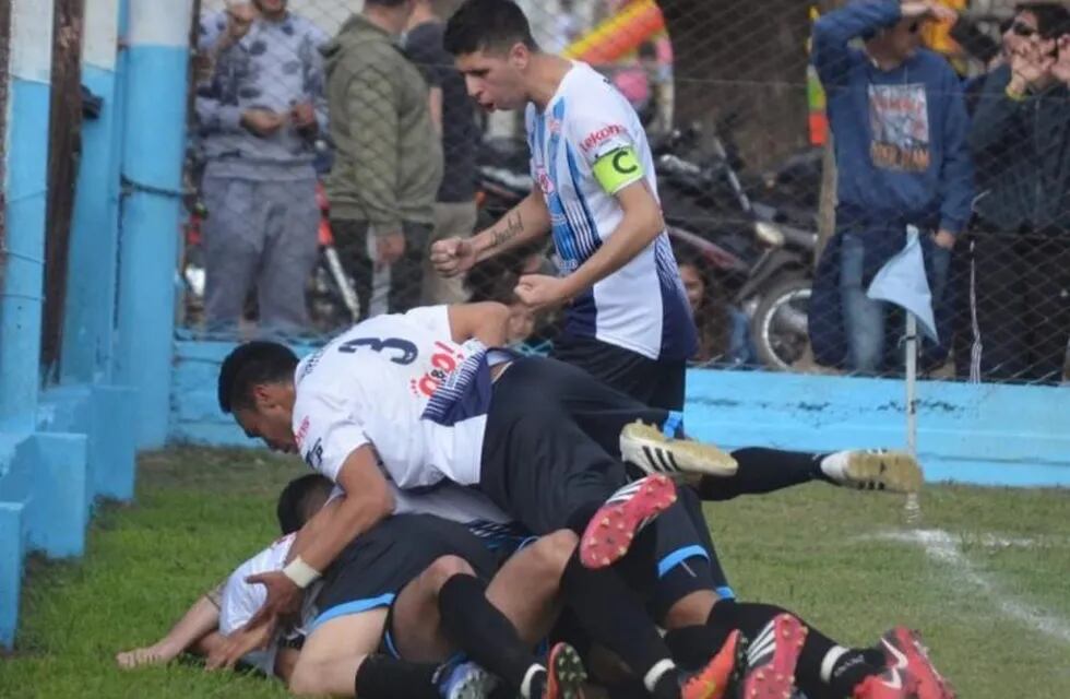 Festejo de gol para el celeste de Marcos Juárez. Gentileza: La Info Semanal.