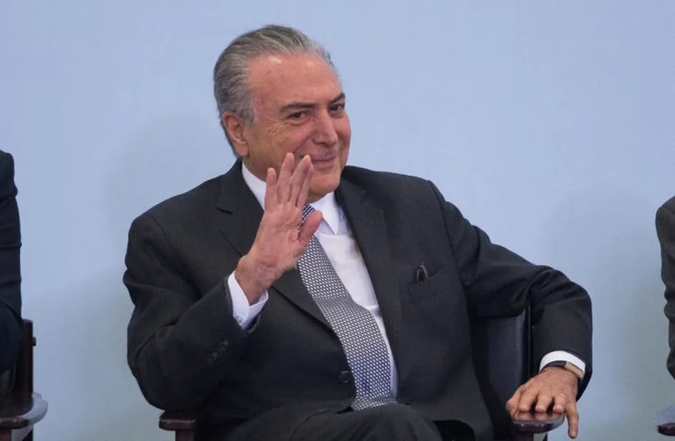 Brazilian president Michel Temer attends a ceremony to promote new economy laws at Plantalto palace on October 27, 2016.nTemer, who took over after the impeachment of Dilma Rousseff in August, urged an oil and gas conference in Rio de Janeiro to join what he said was an economy on the mend. / AFP PHOTO / ANDRESSA ANHOLETE