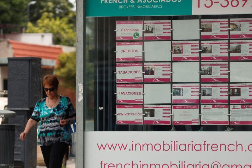 Vista de un anuncio de una inmobiliaria en Buenos Aires (EFE/Juan Ignacio Roncoroni)