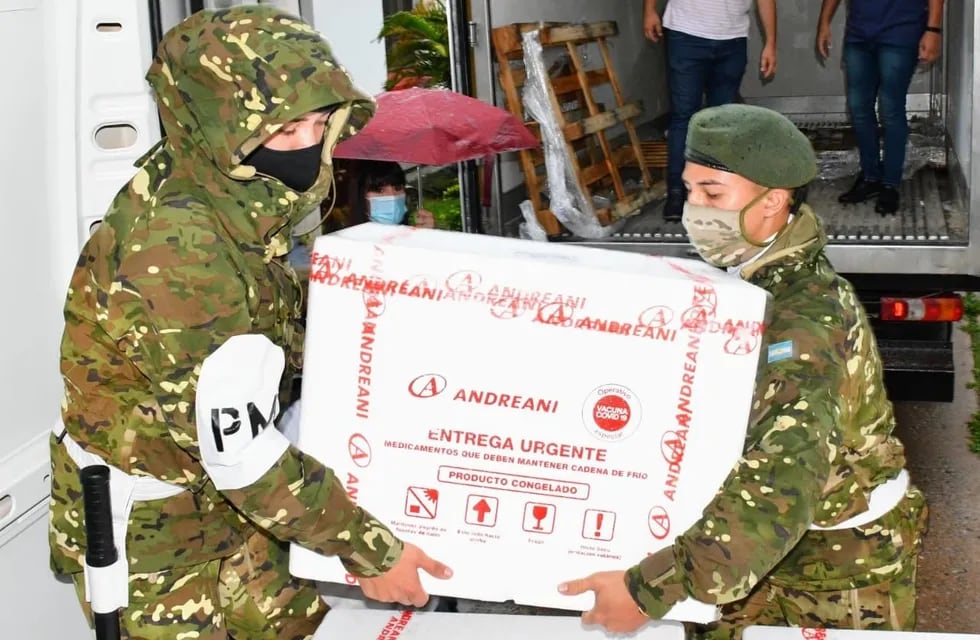 Las 14 conservadoras y 8.400 dosis ingresaron a la Base de Apoyo Logístico Resistencia del Ejército Argentino y al Departamento de Inmunizaciones.
