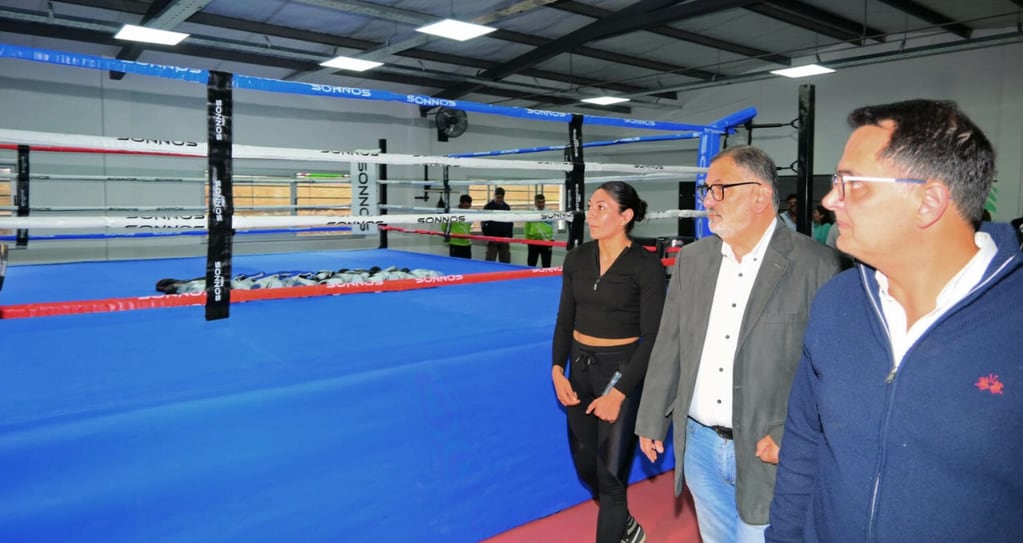 Brenda Carabajal, el intendente Raúl Jorge y el presidente del Concejo Deliberante, Lisandro Aguiar, recorriendo las instalaciones de la Escuela Municipal de Boxeo.