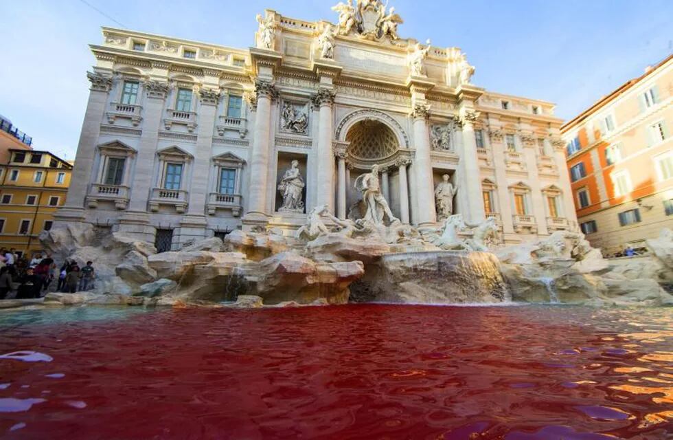 Vista de la Fontana di Trevi después de que, Graziano Cecchini vertiera pintura roja en la fuente en Roma, Italia, hoy, 26 de octubre de 2017. EFE.