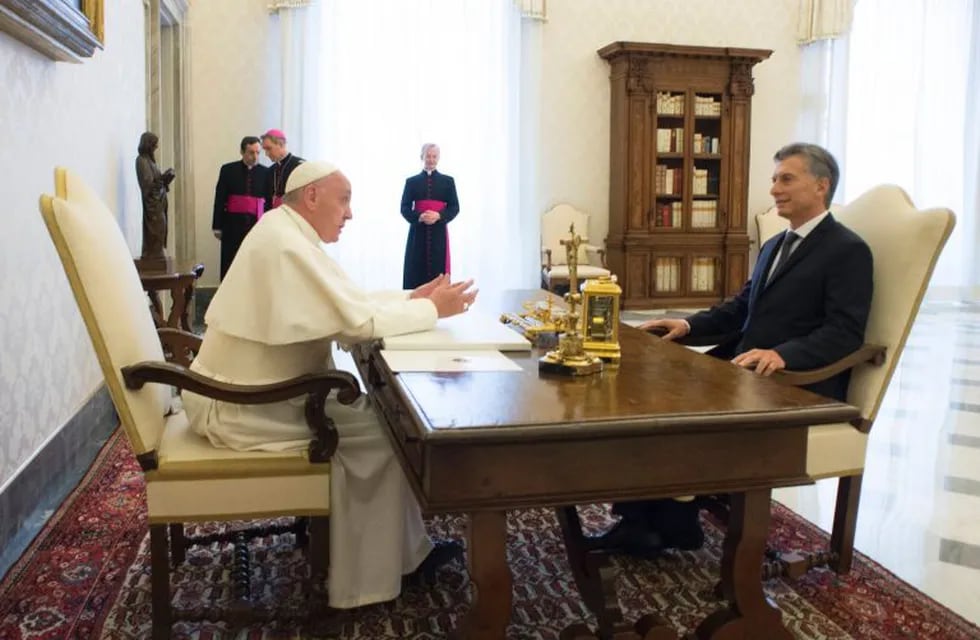 The President of Argentina Mauricio Macri (R) speaks with Pope Francis in his office on February 27, 2016 at the Vatican.    RESTRICTED TO EDITORIAL USE - MANDATORY CREDIT 
