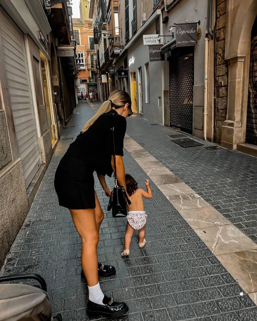 Giorgia Sierra Icardi le dio algo de trabajo a su mamá durante la sesión de fotos.