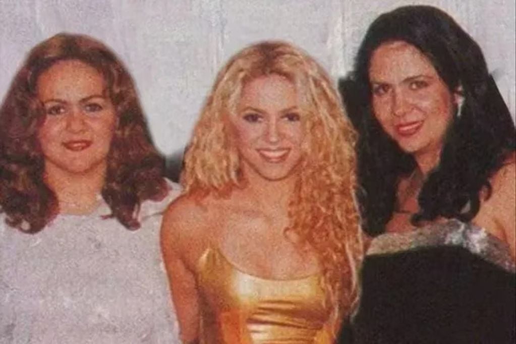 Una foto de archivo de Shakira y dos de sus hermanas