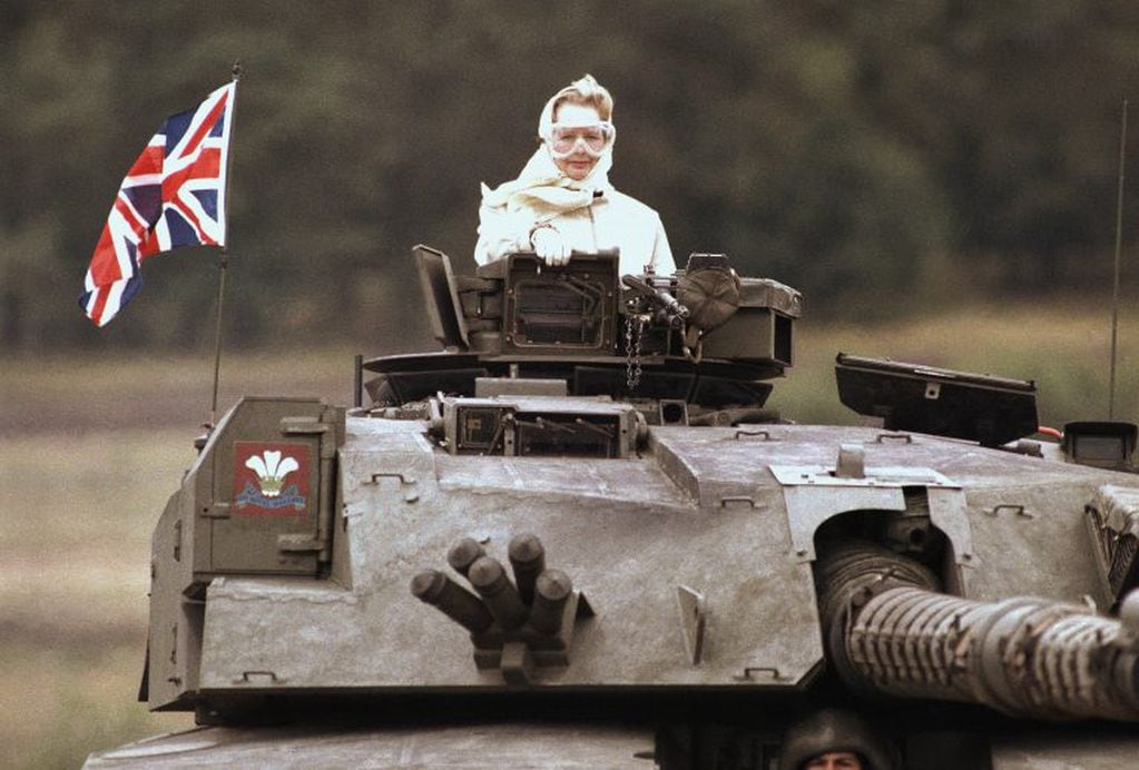 Una imagen icónica de Margaret Thatcher a bordo de un tanque en Alemania, 1986. (AP/Jockel Fink).