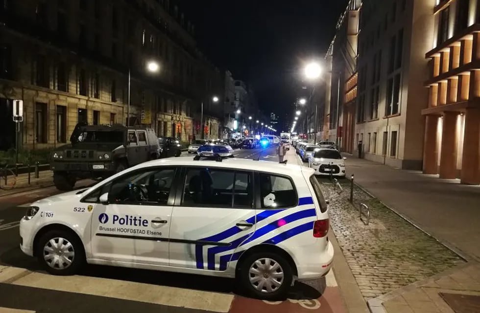 Una patrulla de policía custodia el sitio en que un hombre atacó a soldados con un cuchillo en Bruselas, Bélgica, el 25/08/2017. \r\n(Vinculado al texto de dpa \