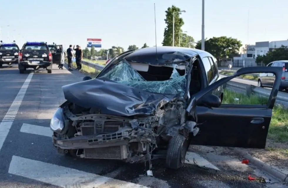 El Renault Clío quedó destruido tras impactar con el camión. (@soria_pablo)