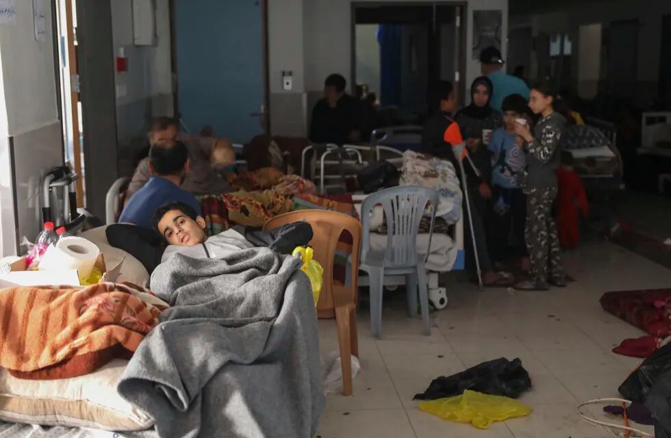 Palestinos heridos yacen en el hospital Shifa de la Ciudad de Gaza.