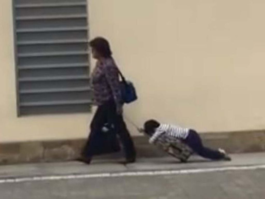 Una mujer fue filmada arrastrando a su hijo dormido por la calle y se volvió viral en las redes sociales  (Foto: Facebook/Alex Jara Esquivel )