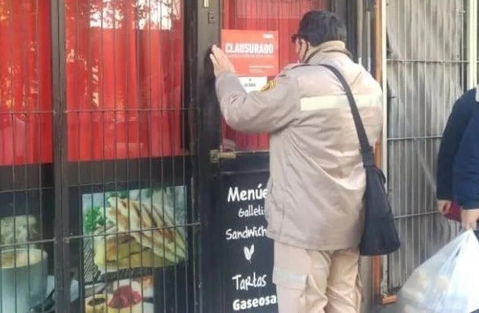 Clausuran un bar en el que había diez personas comiendo (Municipalidad de Rosario)