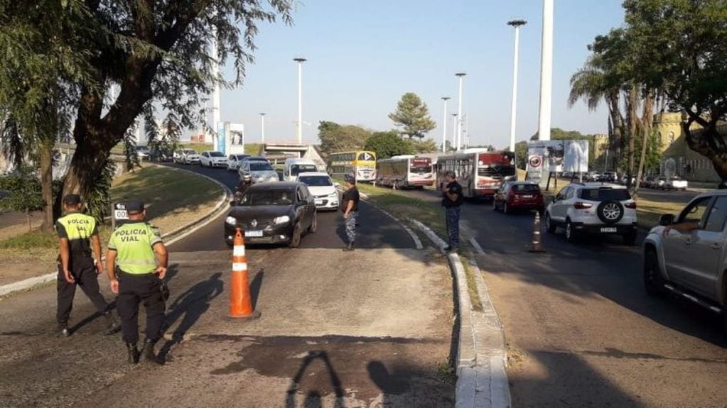 La policía de Corrientes busca restringir la circulación por el puente.