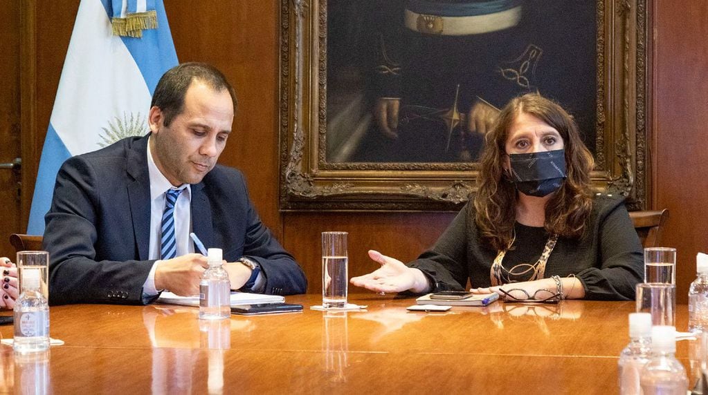 Martín Pollera junto con Sonia Tarragona, anunciaron las medidas tomadas por el Ministerio de Salud de la Nación.