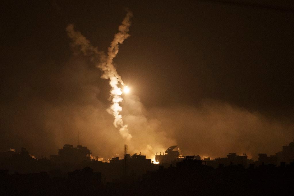 Un ataque aéreo israelí sobre la Franja de Gaza deja una columna de humo en el cielo, vista desde el sur de Israel, el 9 de noviembre de 2023. 