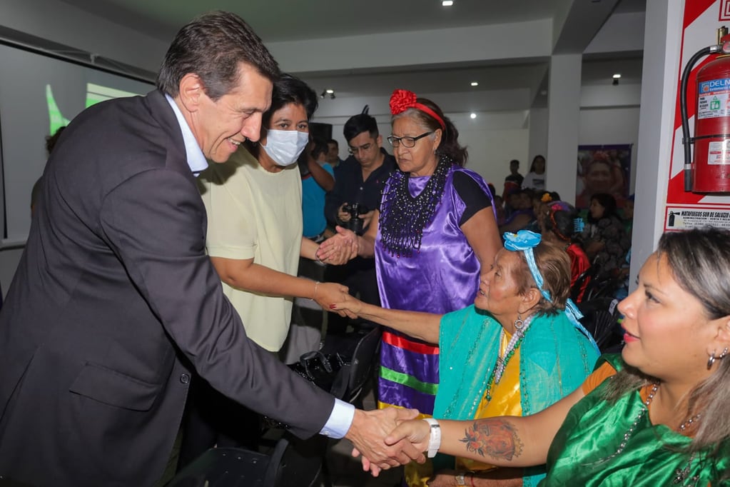 El candidato a gobernador por el frente Cambia Jujuy, Carlos Sadir, fue invitado por la ministra Natalia Sarapura a reunirse con mujeres guaraníes en Libertador General San Martín.