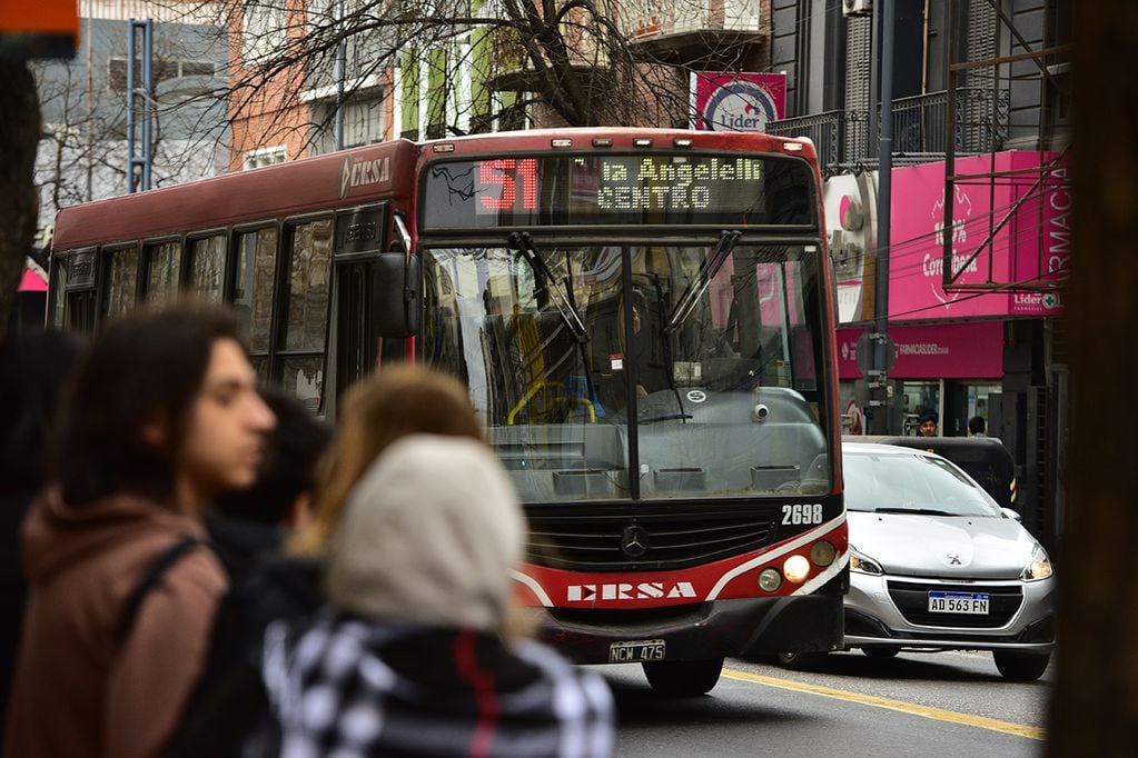 Transporte urbano de pasajeros en la ciudad de Córdoba. Omnibus colectivos bondis colectivo. (José Gabriel Hernández / La Voz)