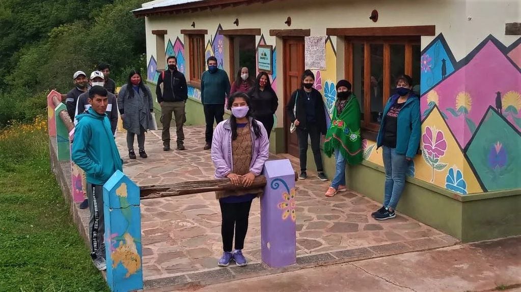 Jóvenes de Valle Colorado junto a representantes de la Fundación Biodiversidad y de la Secretaría de Pueblos Indígenas.