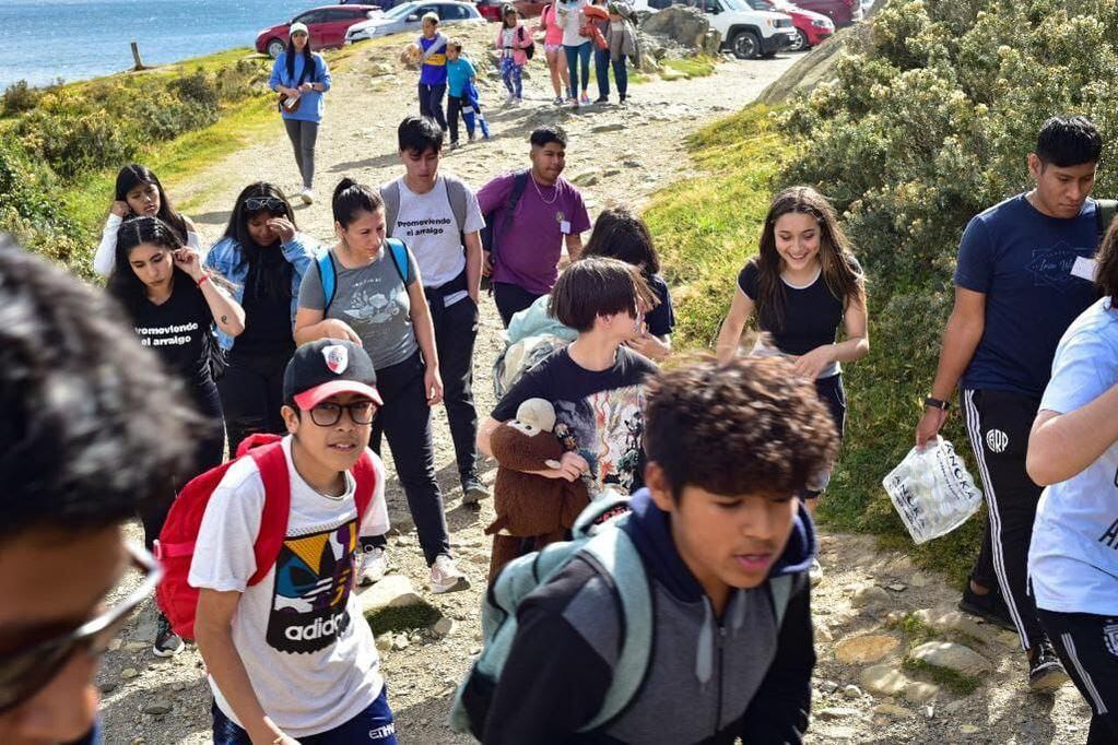 Jóvenes del “Activá el verano” realizaron caminata por la zona de montaña