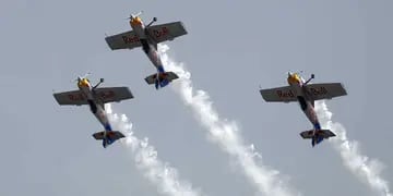 INDIA. Dos aviones que participaban en una prueba de acrobacia aérea se rozaron en el cielo (AP).