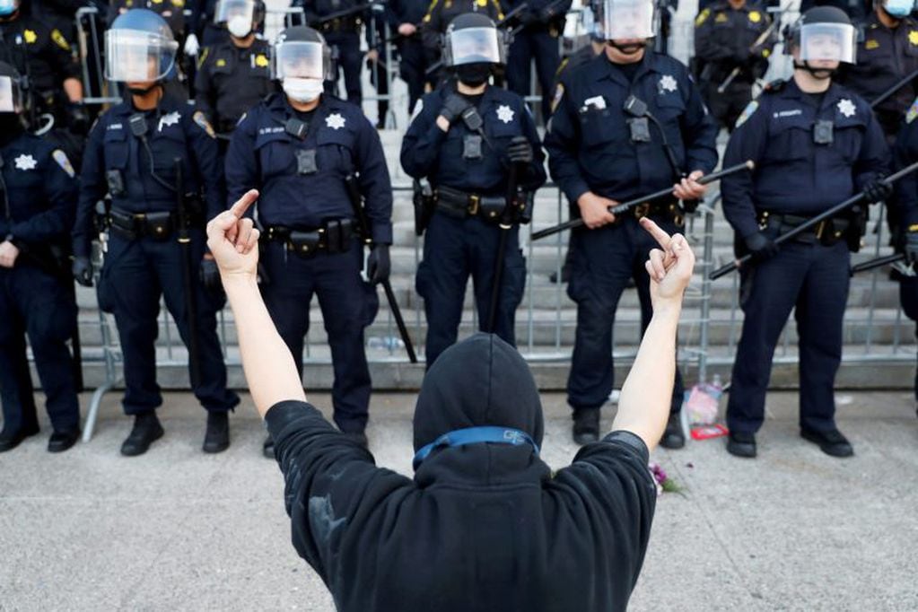 Un manifestante insulta a los efectivos en San Francisco, California (Reuter)