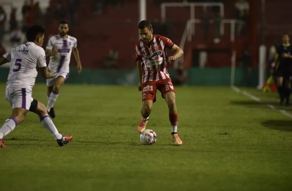 Instituto recuperó a Joaquín Arzura (foto), y gana por gol del juvenil debutante Manuel Liendo (Facundo Luque / La Voz)