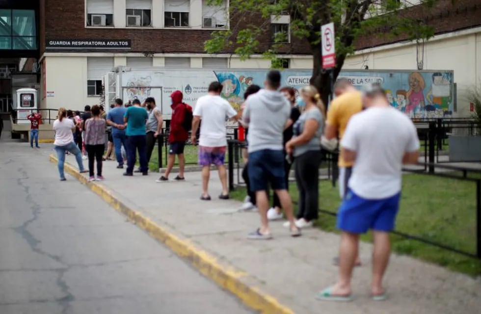 People line up to get COVID-19 tests at a hospital in Buenos Aires, Argentina, Monday, Oct. 19, 2020. (AP Photo/Natacha Pisarenko)   HOSPITAL POSADAS - PROVINCIA DE BUENOS AIRES - HISOPADO HISOPADOS CASOS DEL DIA  TESTEO TESTEOS