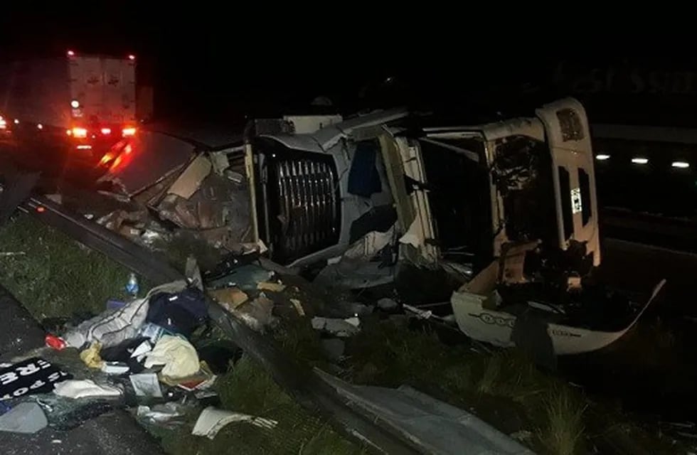 camión volcado\nCrédito: Policía Ceibas