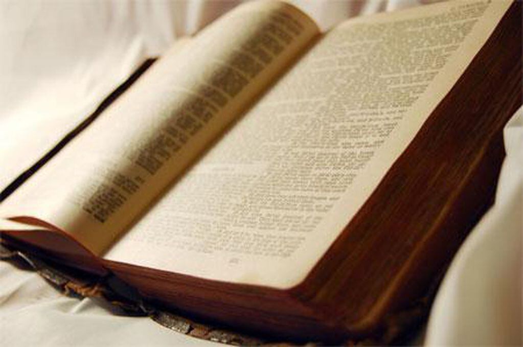La Biblia ​ es un conjunto de libros que en el judaísmo y el cristianismo se consideran producto de inspiración divina y un reflejo o registro de la relación entre Dios y la humanidad. Es la revelación de la palabra de Dios.
