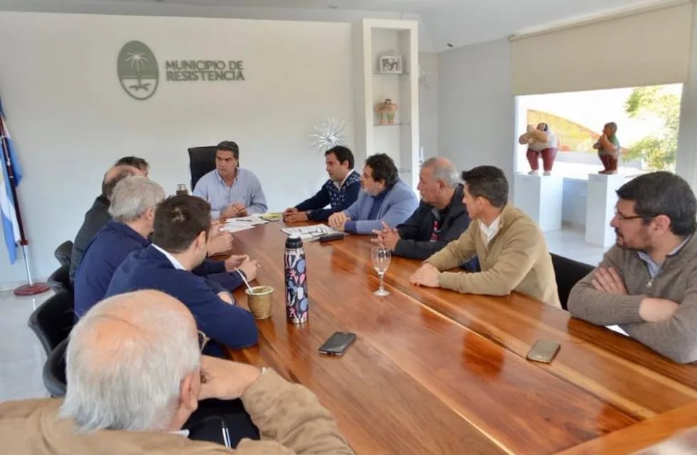 Reunión entre el intendente de Resistencia y autoridades de la CETACH por aumento del boleto de colectivos.