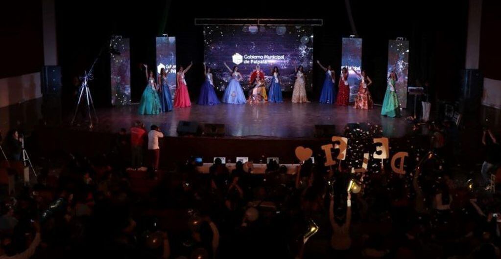 Las doce jovencitas -reina saliente y candidatas- que engalanaron el escenario del Cine Teatro AHZ.