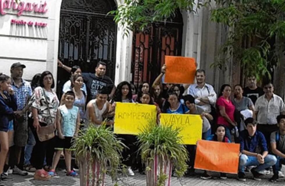 Manifestación de alumnos estafados por Wayla Turismo. (La Ocho)