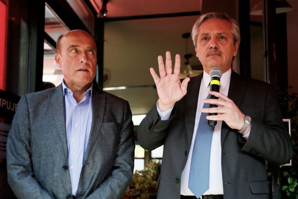 Alberto Fernandez junto al candidato del Frente Amplio de Uruguay, Daniel Martinez. (REUTERS)
