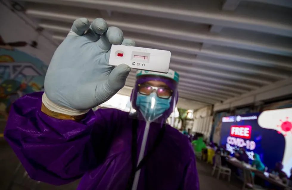 08 June 2020, Indonesia, Jakarta: A health officer show rapid test results after the abreast of blood samples for Coronavirus, in the tunnel of Kendal. Photo: Muhammad Zaenuddin/ZUMA Wire/dpa