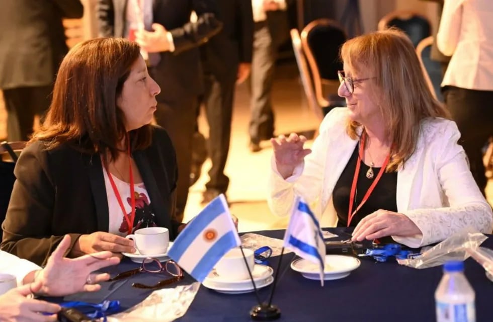 Arabella Carreras y Alicia Kirchner, las únicas dos mujeres que están en el poder provincial en la Argentina.