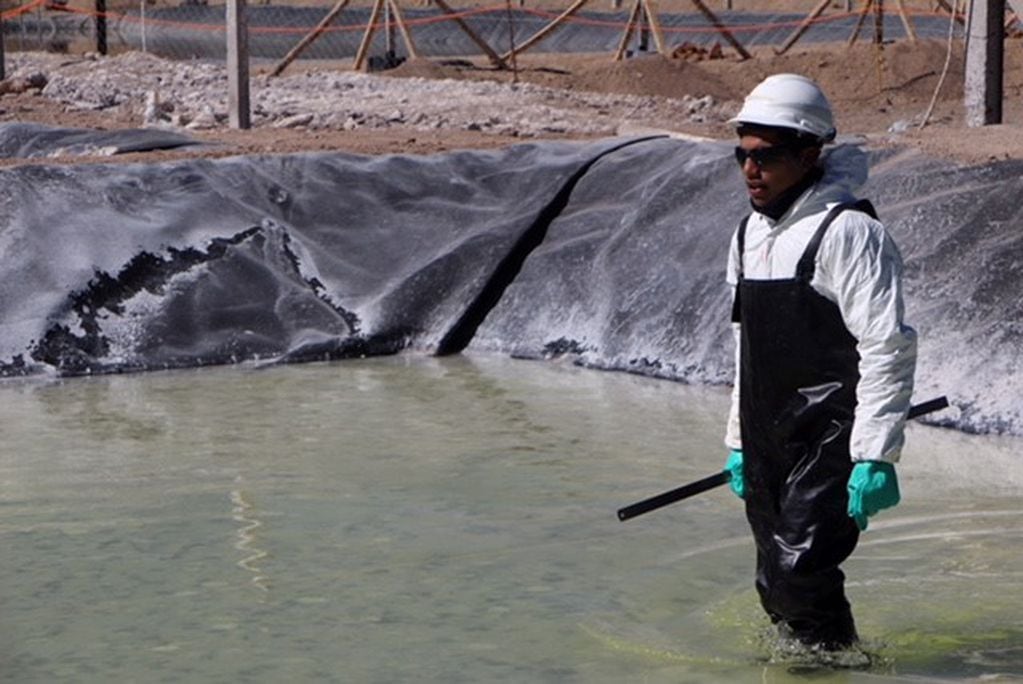Trabajador minero en explotación de carbonato de litio, en la puna jujeña.