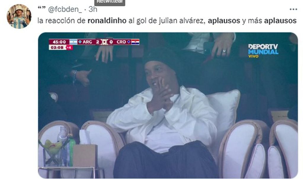 El aplauso espontáneo de Ronaldinho para Julián Álvarez por su golazo ante Croacia.