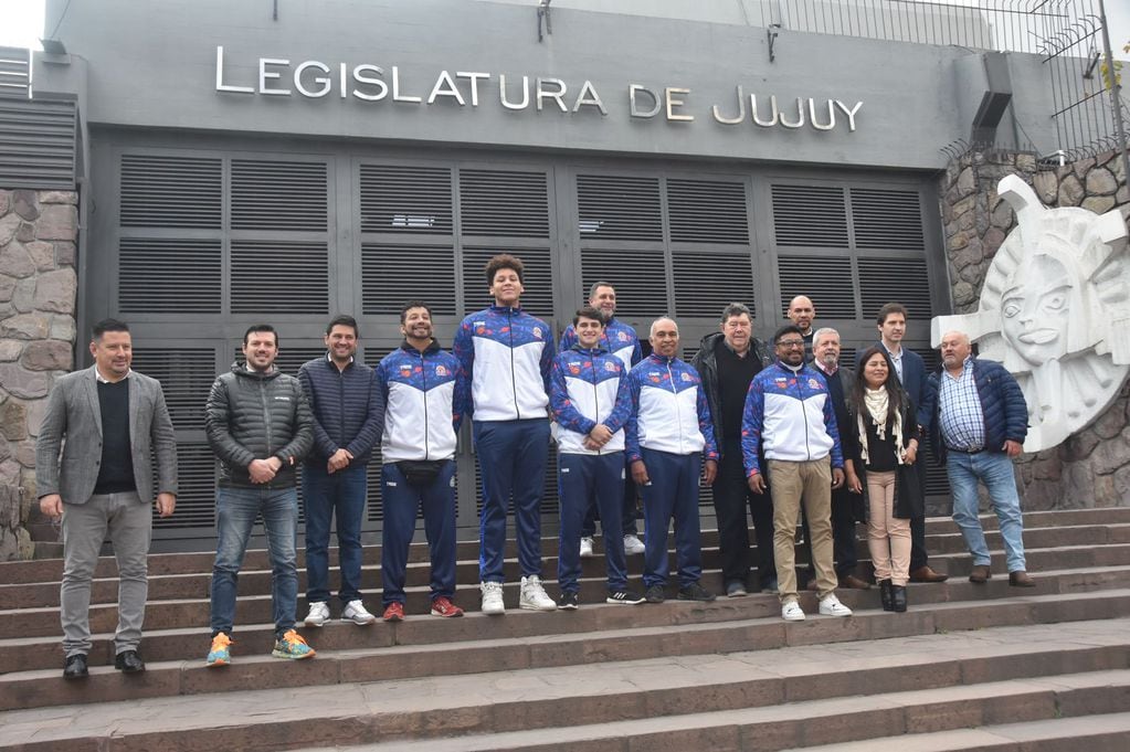 Los jugadores de Jujuy Básquet posaron para los medios con los diputados que los recibieron, a las puertas de la Legislatura.