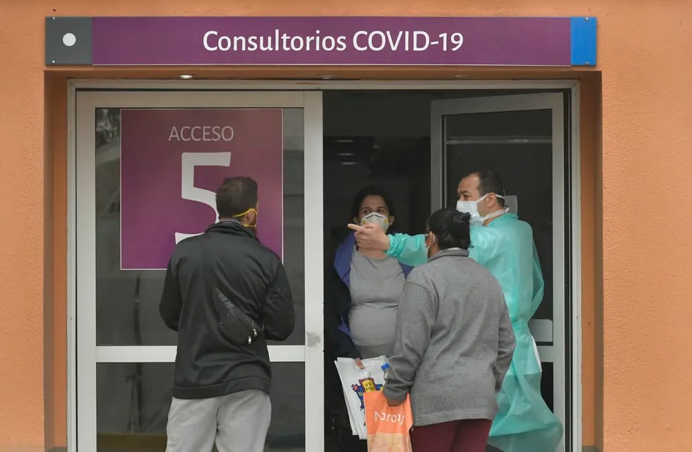 Controles y prevención por posible contagios de coronavirus. Foto  Orlando Pelichotti / Los Andes