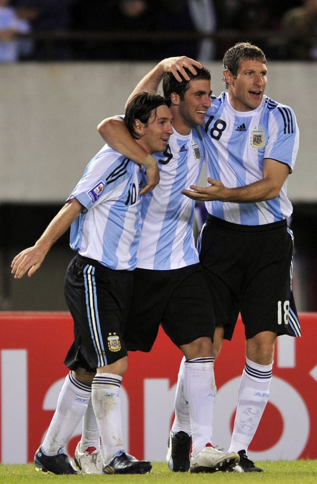 Tras el gol, el abrazo con Messi y Palermo (Foto: Jorge Araujo/AP)