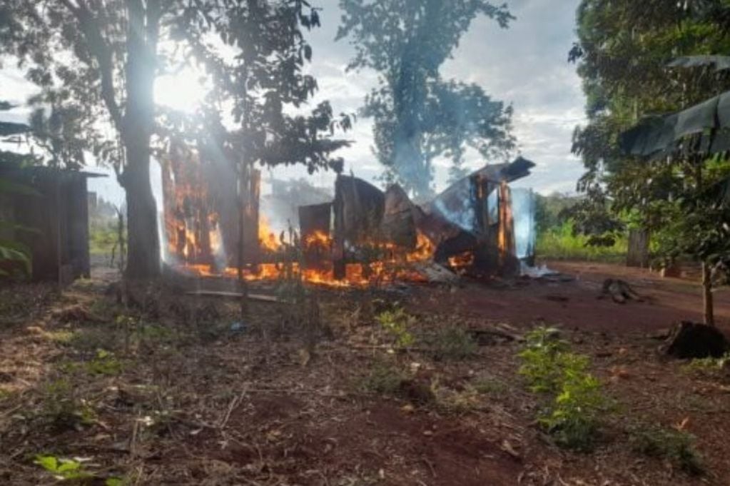 Guaraní: una vivienda fue arrasada por un incendio.