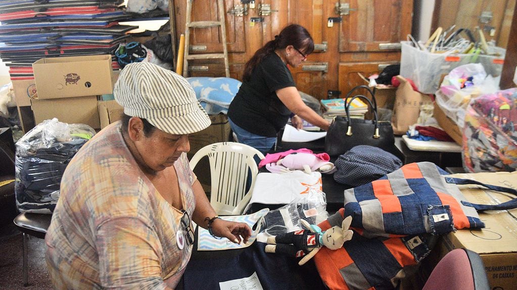 ONG Las Omas donde mujeres comparten un espacio donde se capacitan y aprenden oficios. Ahora están en plenas tareas de construcción de su nueva sede. Foto Pedro Castillo 