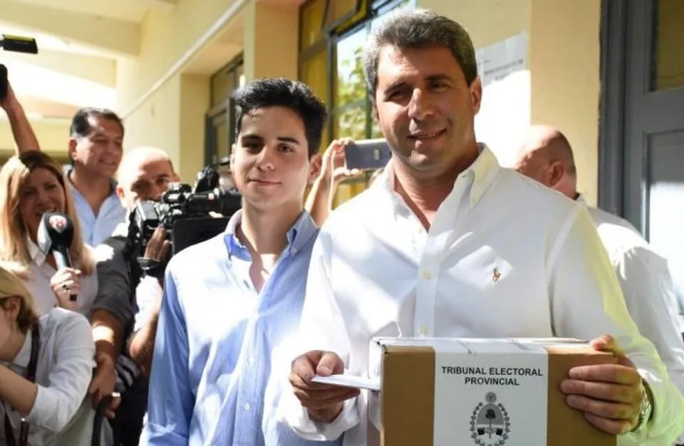 Marcelo Orrego, precandidato a gobernador del Frente Con Vos, se presentó a votar en la escuela Pellegrini de Santa Lucía en donde actualmente es intendente.