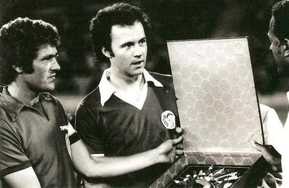 Rubén Coletti, capitán y entrenador de Belgrano, respectivamente le entregan una plaqueta a Franz Beckenbauer, quien jugó para el New York Cosmos un amistoso en el viejo Chateau Carreras
