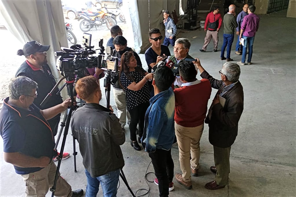 El presidente de la Cámara de Comercio Exterior de Jujuy, Jorge Gurrieri, con un grupo de periodistas que recorrió el predio de la Expojuy.